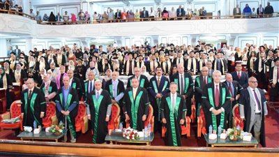 رئيس جامعة بني سويف يشهد حفل تخرج الدفعة 22 لكلية الطب البشري