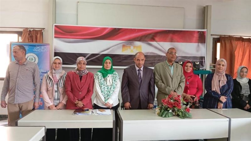 جانب من الندوة بمركز