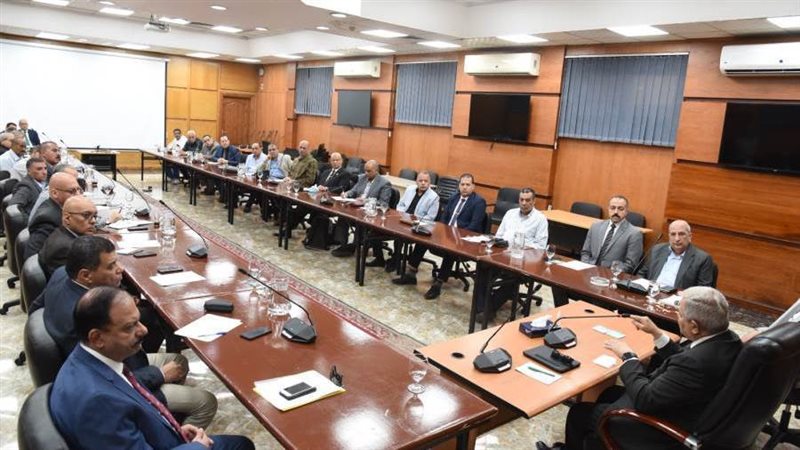 اجتماع رئيس القابضة