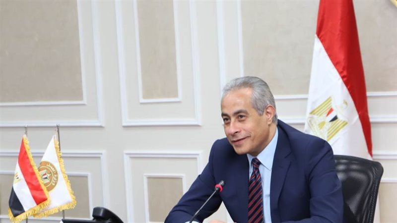 وزير العمل حسن شحاتة