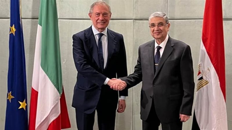 وزير الكهرباء يجتمع