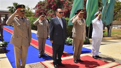 محافظ أسيوط وقائد المنطقة الجنوبية العسكرية يضعان إكليلا من الزهور على النصب التذكاري للشهداء