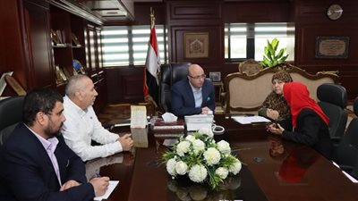 محافظ بني سويف يصرف إعانة مالية لسيدة من الفئات الأولى بالرعاية لظروفها