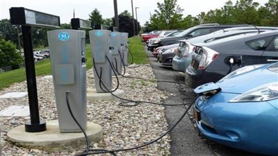 تعاون مصري- إماراتي لتعزيز فرص الاستثمار في مجال توطين صناعة السيارات الكهربائية والتقليدية ومكوناتها