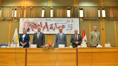 جامعة أسيوط تكرم الشاعر عمارة إبراهيم وتهديه درع الجامعة تقديراً له