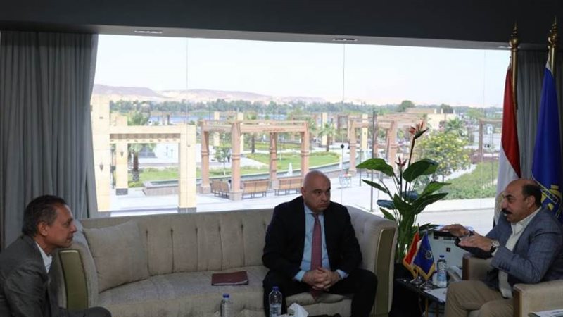 محافظ أسوان يستقبل