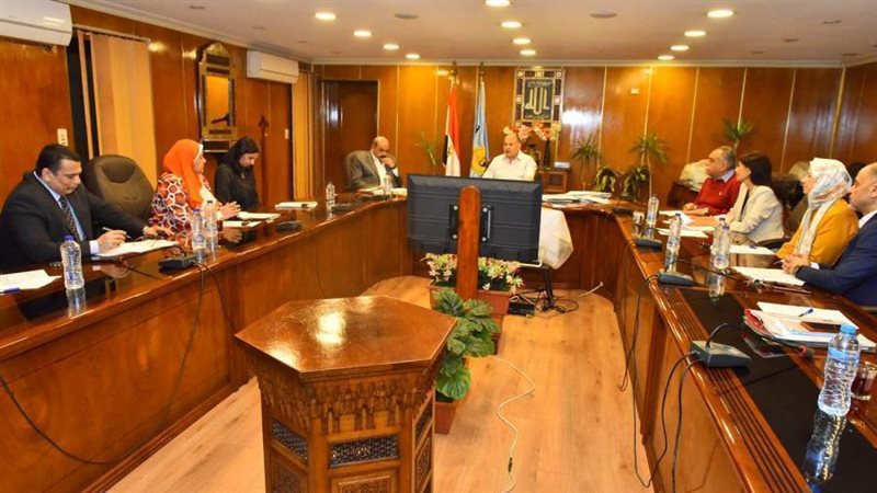 جانب من اجتماع المحافظ