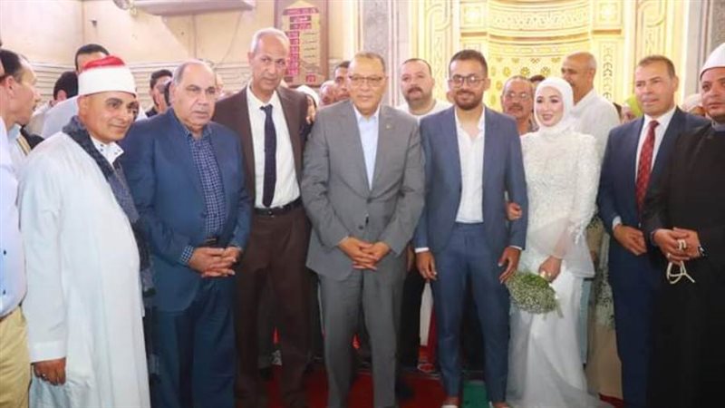 الحضور خلال حفل عقد