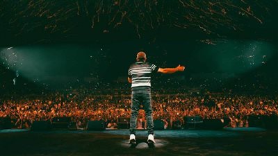 ليلة أسطورية لعمرو دياب في البحرين وسط حضور جماهيري غير مسبوق