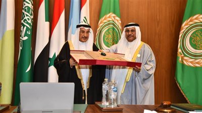 البرلمان العربي يمنح الشيخ خالد بن عبد الله آل خليفة نائب رئيس البحرين وسام 