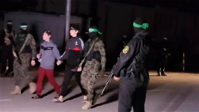 عاجل.. كتائب القسام تنشر فيديو لأسيرين.. مقتل عشرات الأسرى 