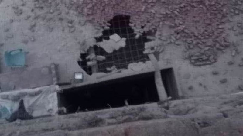 سقوط حائط على منزل