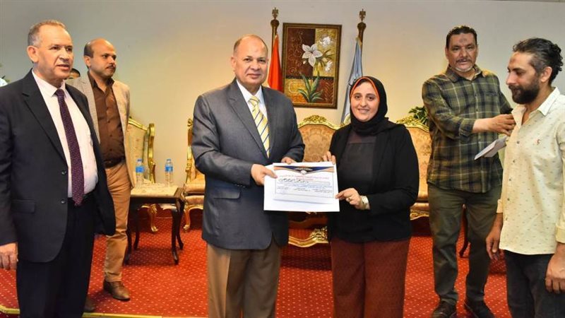 محافظ أسيوط يكرم