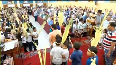 آلاف الأقباط يحتفلون بأحد الشعانين بأسيوط.. صور 