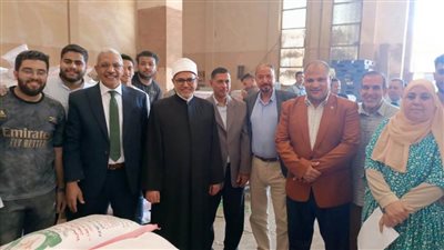 رئيس جامعة الأزهر يتفقد تجهيزات قافلة الجامعة لأهالي غزة