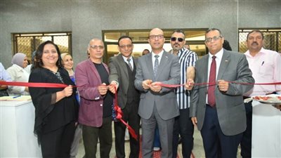 رئيس جامعة أسيوط يفتتح معرضين فنيين لكلية الفنون الجميلة حول تجميل الأماكن العامة بمدينة أسيوط 