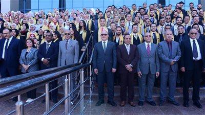 النعماني يعلن عن تعيين ٢٣٣ من خريجي طب سوهاج ويكرم ٣٩٢ طبيبا