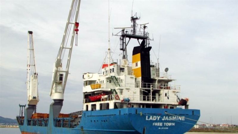 شاحنة بضائع بموانئ