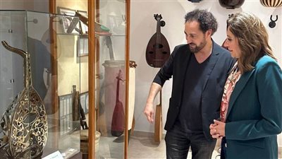 وزيرة الثقافة في زيارة لبيت العود العربي في أبو ظبي لتعزيز التعاون