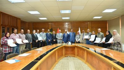 رئيس جامعة أسيوط يكرم أعضاء مجلس إدارة مركز ذوي القدرات الخاصة 