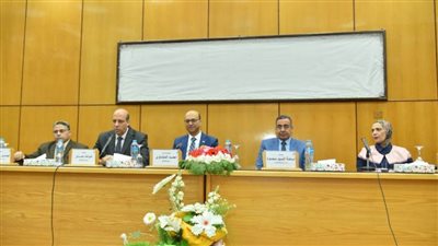 رئيس جامعة أسيوط يناقش سبل دعم العملية التعليمية مع أمناء الكليات والمعاهد