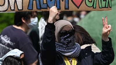 انتشار أمني مكثف داخل جامعة بكاليفورنيا لمنع الاشتباك بين طلاب مؤيدين لفلسطين وإسرائيل