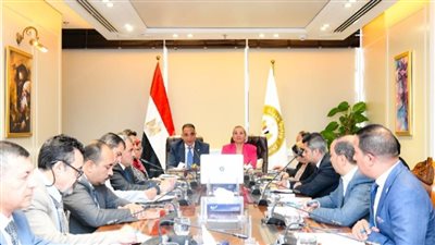 وزيرة البيئة ومحافظ الفيوم يتابعان تنفيذ مشروع 