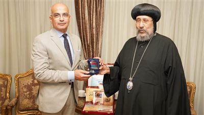 رئيس جامعة عين شمس يزور المركز الثقافي القبطي الأرثوذكسي للتهنئة بعيد القيامة المجيد 