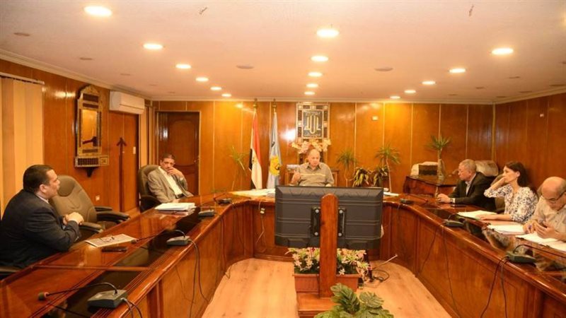 جانب من اجتماع المحافظ