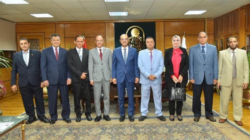 لجنة اختيار عميد