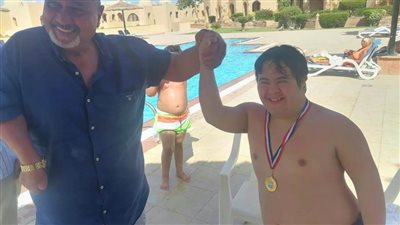 السباح فيصل القصيبي يحصل على ميدالية مدربي عبور المانش بالغردقة 