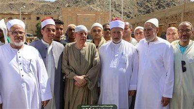 علماء الأزهر وشيوخ التصوف يؤدون صلاة الجمعة بوادي حميثرة 