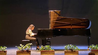 أنامل الفنانة غادة شاكر تمتزج بأصابع البيانو بالمسرح الصغير