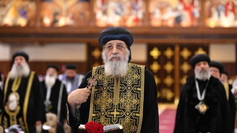 البابا تواضروس يصلي