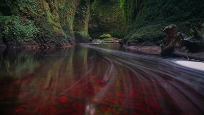 منبر الشيطان.. نهر بلون الدم في اسكتلندا 