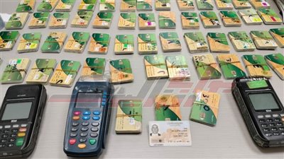 ضبط ٥٥٠ بطاقة تموينية بحوزة تاجر قام بتجميعها بغرض التلاعب وإنتاج مبيعات وهمية للخبز