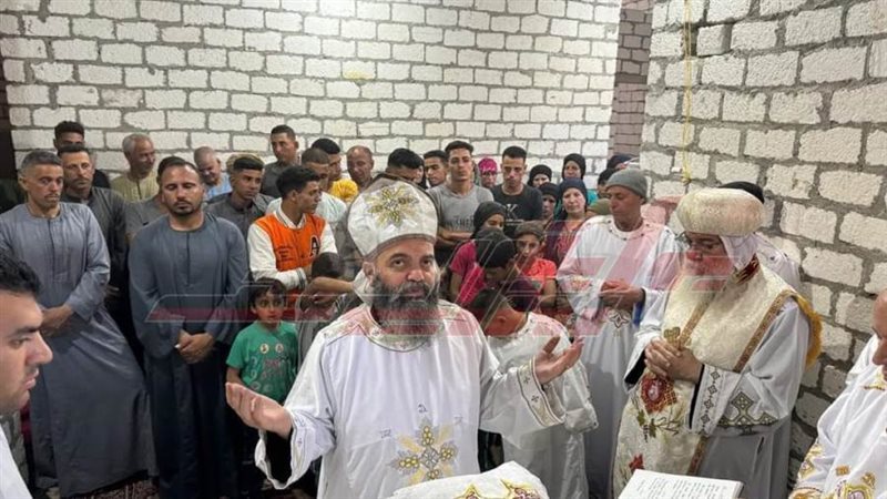 أسقف المنيا يصلي