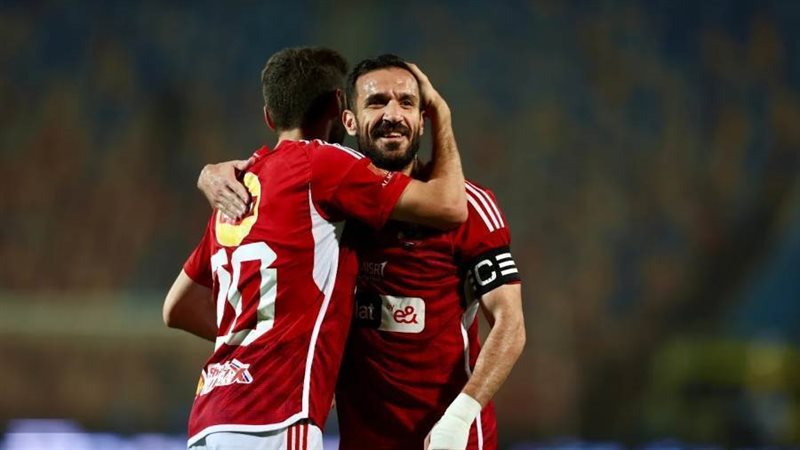 علي معلول يرتدي شارة