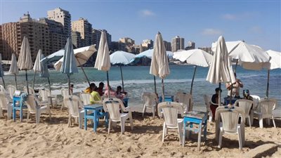 الرايات حمراء على شواطئ الإسكندرية في شم النسيم 