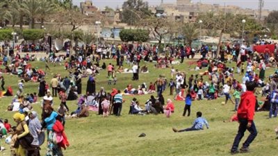 المصريون يحتفلون بأعياد الربيع ويتوافدون على الحدائق والمنتزهات بمحافظات الجمهورية
