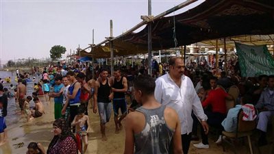 إقبال  كبير على الشواطئ والمتنزهات في «شم النسيم» بالإسماعيلية 