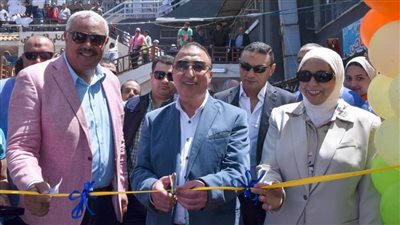 محافظ الإسكندرية يتفقد معرض الأسر المنتجة بشاطئ ستانلي