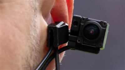 لتطوير منظومة التحكيم.. حكم مباراة كريستال بالاس ومانشستر يونايتد يرتدي كاميرا على رأسه