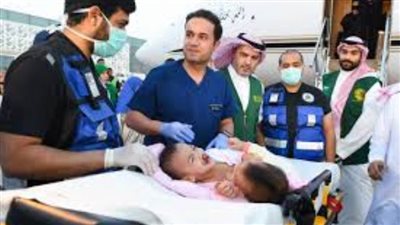 وصول التوأم السيامي الفلبيني أكيزا وعائشة إلى الرياض
