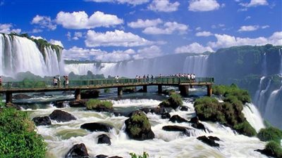 شلالات إجوازو.. سيمفونية من الماء في قلب غابة استوائية