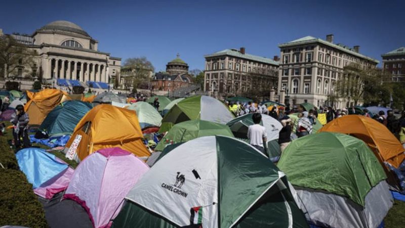 خيام منصوبة في مخيم