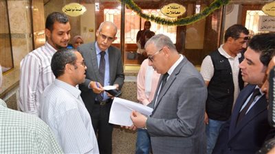 محافظ سوهاج يتفقد بدء إجراءات تلقي طلبات التصالح على مخالفات البناء بالمراكز التكنولوجية