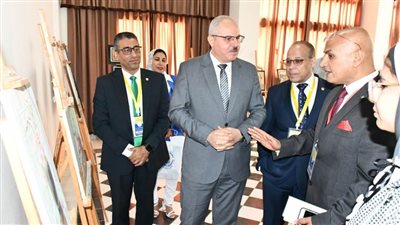 4 معارض يفتتحها رئيس جامعة قناة السويس 