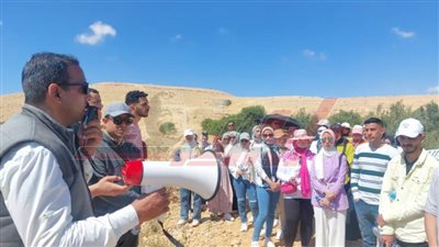 طلاب قسم الجغرافيا بكلية الآداب بجامعة دمياط يتفقدون الأنشطة البحثية بمركز التنمية المستدامة بمطروح