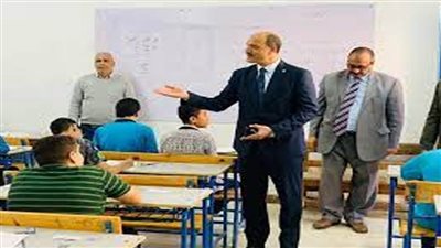 وكيل وزارة التعليم بالإسكندرية يتابع سير امتحانات النقل 